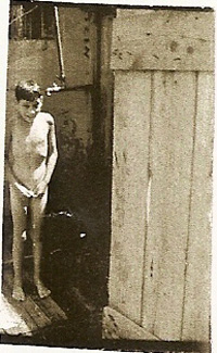 Gideon Rosendahl als Kind in der Dusche