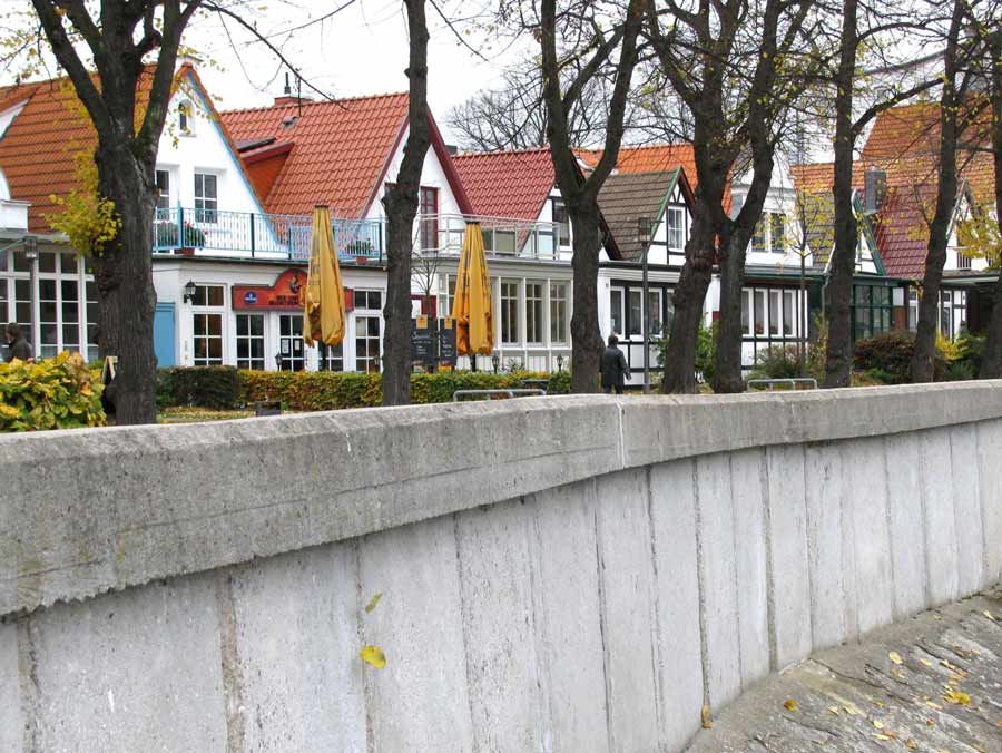 Abb. 7: Alte Fischerhäuser hinter der Uferschutzmauer in Warnemünde.