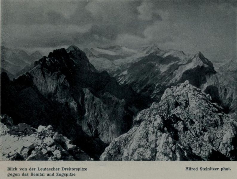 Blick von der Leutascher Dreitorspitze gegen das Reintal und Zugspitze