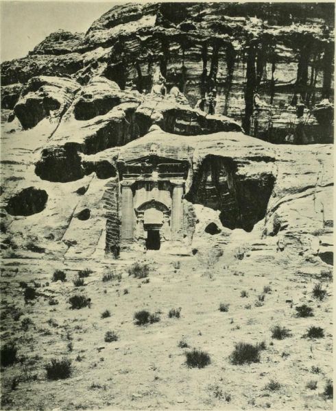 Tafel 5. Wâdi Mûsa. Felsengrab in Petra. Aufnahme von Larsson. 