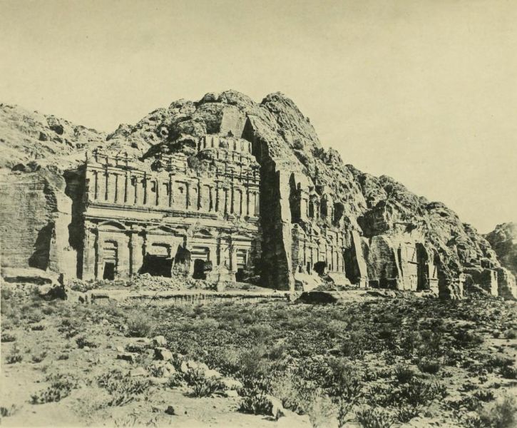Tafel 6. Wâdi Mûsa. Gruppe von Felsgräbern zu Petra. Aufnahme von Larsson. 