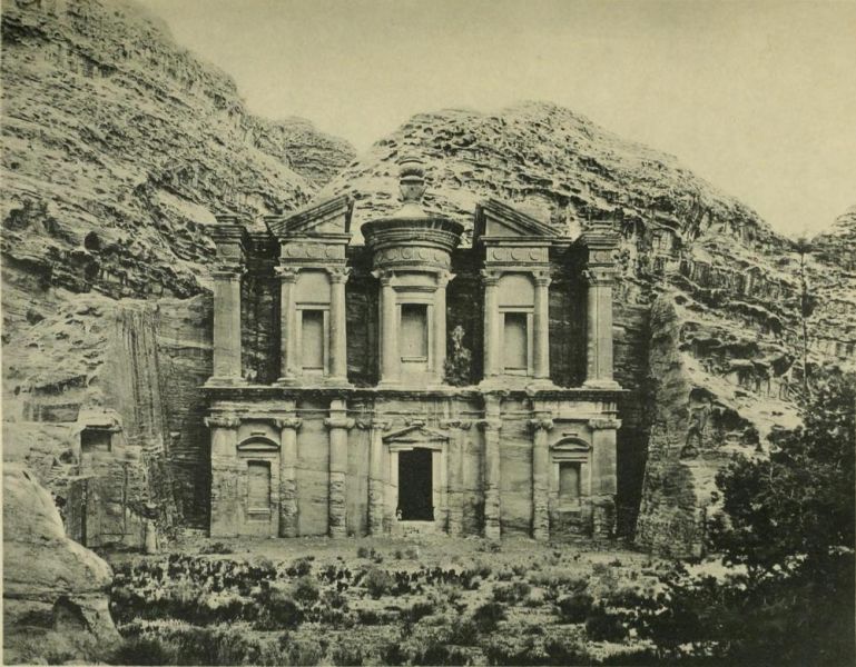 Tafel 7. Die Felsfassade von Ed Dêr bei Petra. Aufnahme von Larsson. 