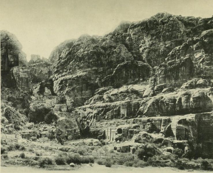 Tafel 8. Wâdi Mûsa. Felsfassaden älteren Stils in Petra. Aufnahme von Larsson