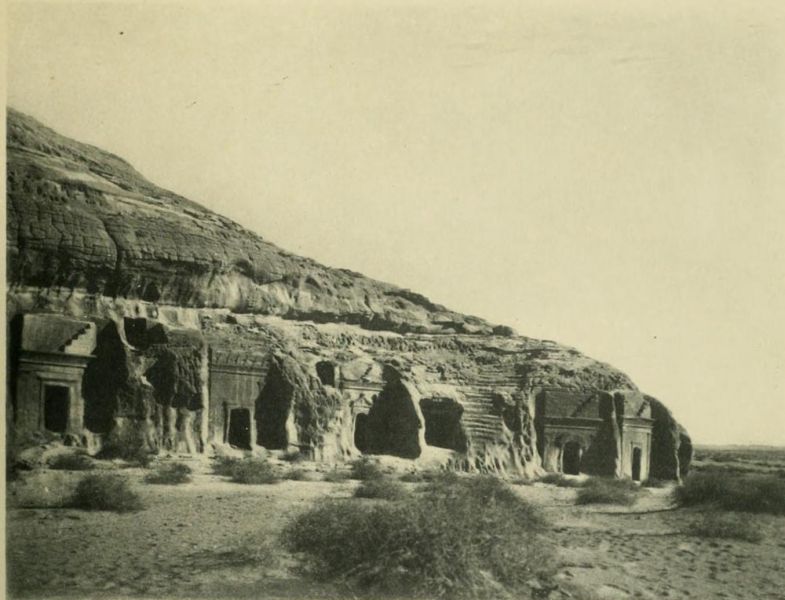 Tafel 11a. Oben: Felsgräber der älteren nabatäischen Epoche bei Madâin Sâleh in Arabien, vgl. dazu Taf. 8, ferner Janssen und Savignac, Mission archeologique en Arabie (Paris 1908). S. 113, Fig. 71 ff. 