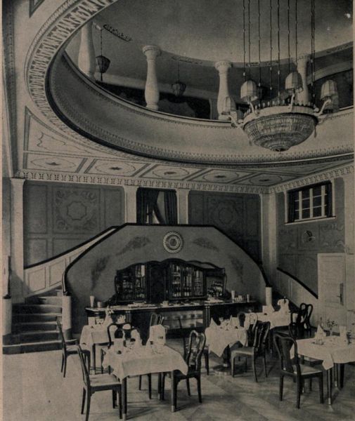 Basel – Das Singerhaus – Café- und Tee-Raum mit Blick auf Büfett und Aufgang zur Galerie
