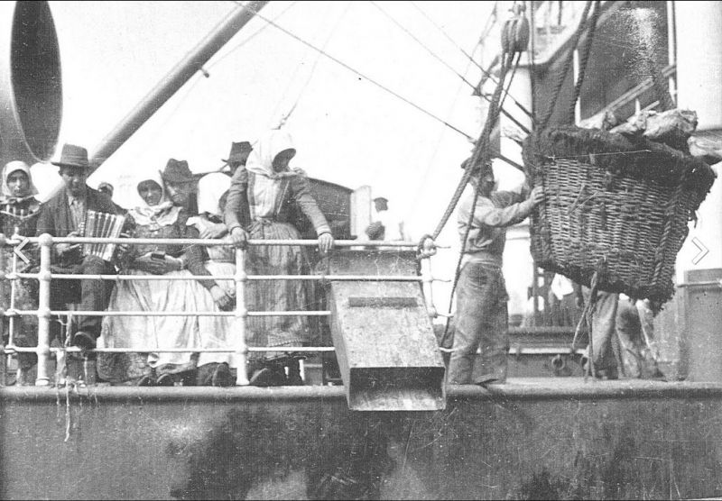 Auswanderer auf einem Schiff in die USA um 1900