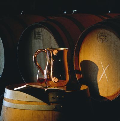 Im Barrique-Keller *)