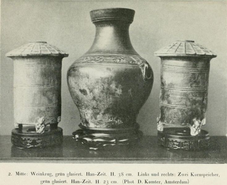 002. Mitte: Weinkrug, grün glasiert. Han-Zeit. Links und rechts: Zwei Kornspeicher