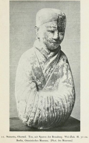 011. Statuette, Oberteil. Ton, mit Spuren der Bemalung. 