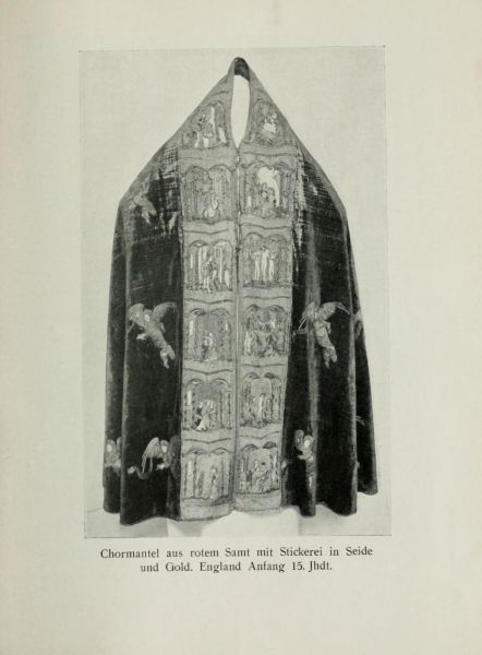 06 Chormantel aus rotem Samt mit Stickerei in Seide und Gold. England Anfang 15. Jhdt. 