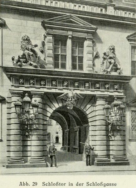 Abb. 29 [27] Der Neumarkt, nach der Radierung von Canaletto um 1790. Links Stallgebäude (jetzt Johanneum). Frauenkirche, rechts davon die ehemalige Hauptwache, ganz rechts das ehemalige Kaufhaus.