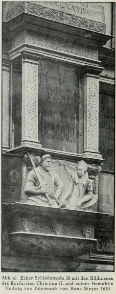 Abb. 41 Erker Schlossstraße 30 mit den Bildnissen des Kurfürsten Christian II. und seiner Gemahlin Hedwig von Dänemark von Hans Steyer 1610