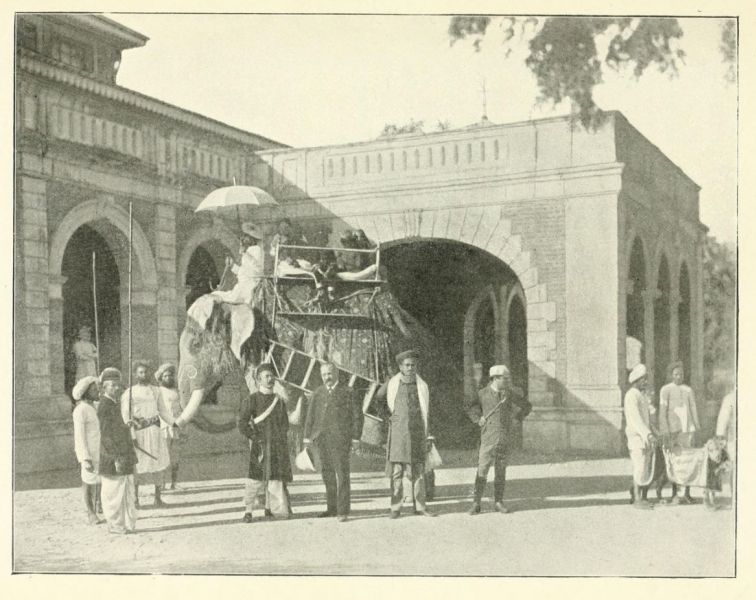 Indien 07 Gruppe mit dem Elefanten (Baroda)