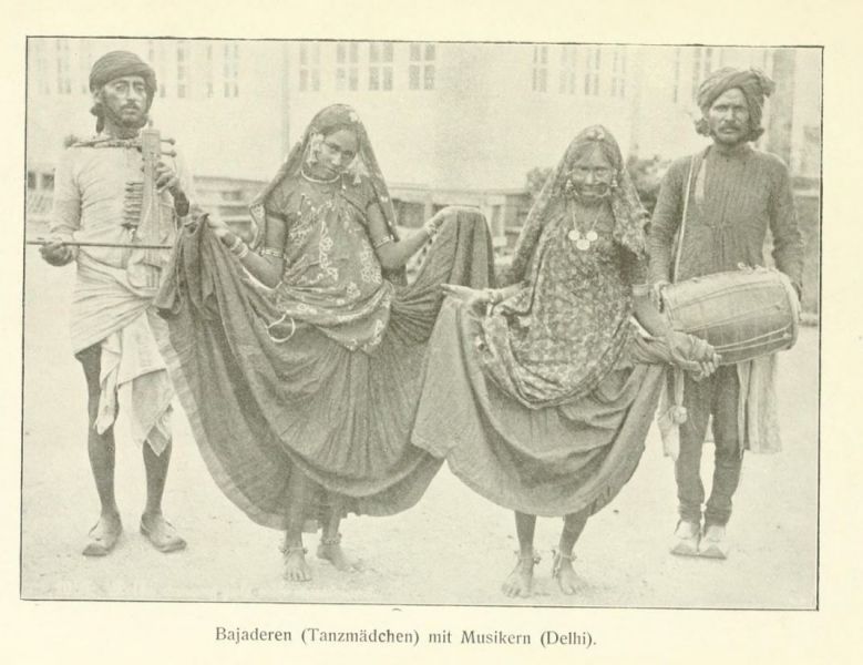 Indien 12 Bajaderen (Tanzmädchen) mit Musikern (Delhi)