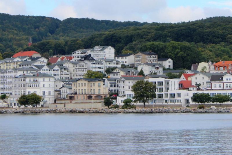Die Altstadt von Sassnitz. Im Hintergrund der Jasmund Nationalpark