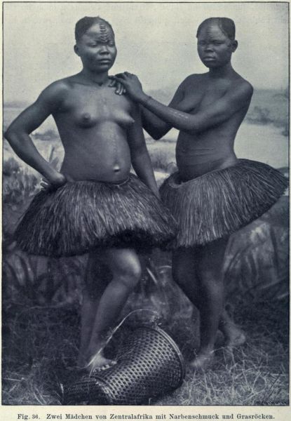 036. Zwei Mädchen von Zentralafrika mit Narbenschmuck und Grasröcken
