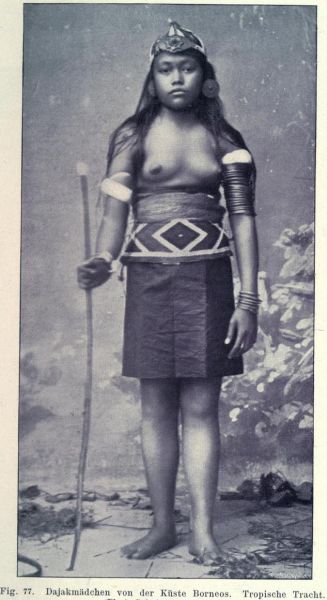 077. Dajakmädchen von der Küste Borneos. Tropische Tracht