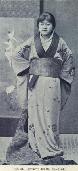 102. Japanerin den Obi umlegend
