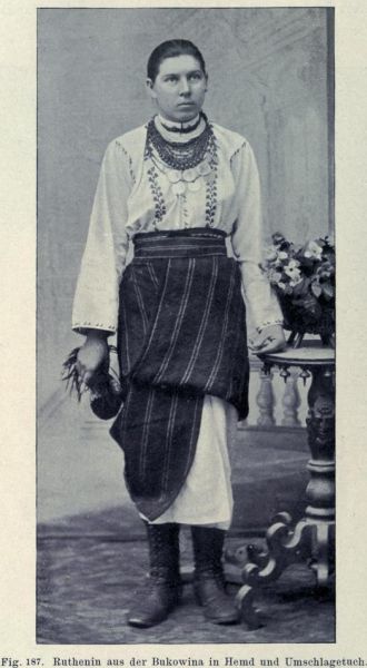 187. Ruthenin aus der Bukowina in Hemd und Umschlagetuch
