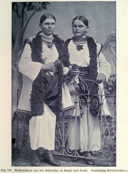 188. Rutheninnen aus der Bukowina in Hemd und Jacke