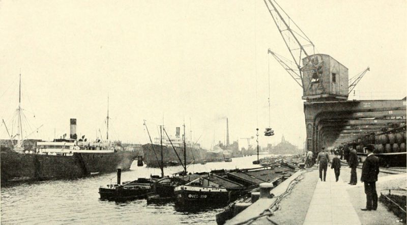 17. Elbe barges being discharged at a steamship pier at Kuhwärder. 
