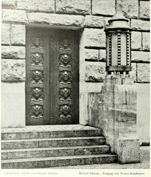 004 Architekt Oskar Kaufmann – Berlin. Hebbel –Theater. Eingang mit Bronze-Kandelaber.