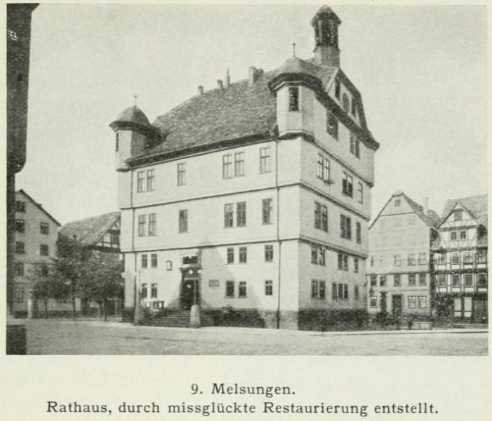 9. Melsungen. Rathaus, durch missglückte Restaurierung entstellt.