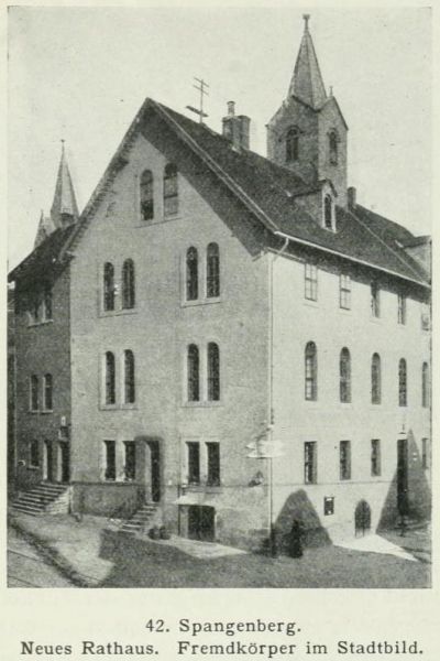 42. Spangenberg. Neues Rathaus. Fremdkörper im Stadtbild.