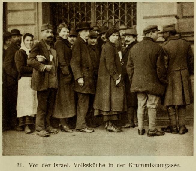 21 Vor der Volksküche