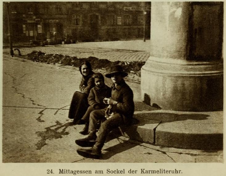 24 Mittagessen auf der Straße