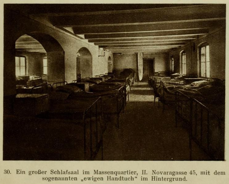 30 Schlafsaal im Massenquartier 