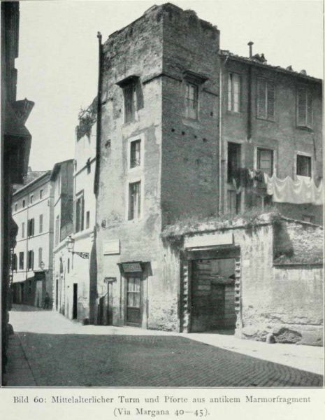 071 * Bild 60 Mittelalterlicher Turm und Pforte aus antikem Marmorfragment (Via Margana 40-45). Zustand vor dem 1913 vorgenommenen Umbau. 