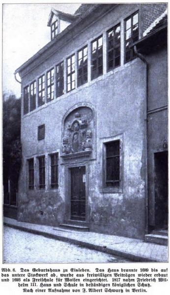 Abb. 006. Das Geburtshaus zu Eisleben. Das Haus brannte 1689 bis auf das untere Stockwerk ab, wurde aus freiwilligen Beiträgen wieder erbaut und 1693 als Freischule für weisen errichtet. 1817 nahm Friedrich Wilhelm III. Haus und Schule in beständigen königlichen Schutz.
