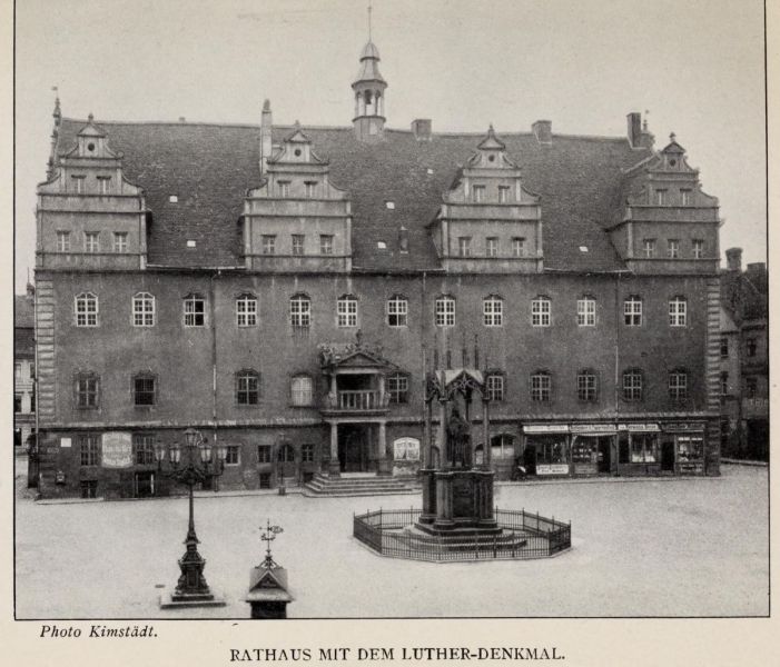 Wittenberg Rathaus mit dem Luther-Denkmal