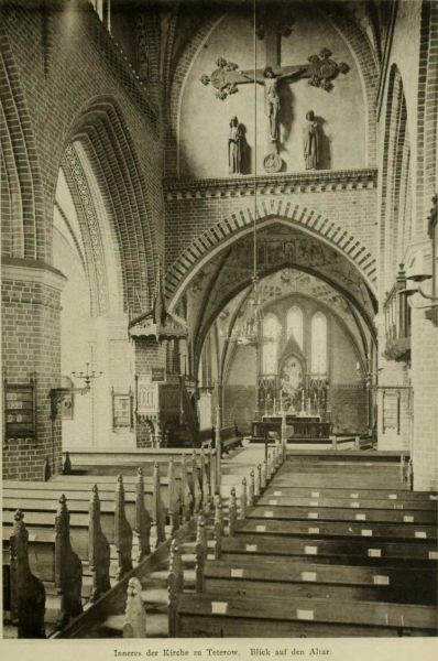 006 Teterow, Kirche, Blick auf den Altar 8