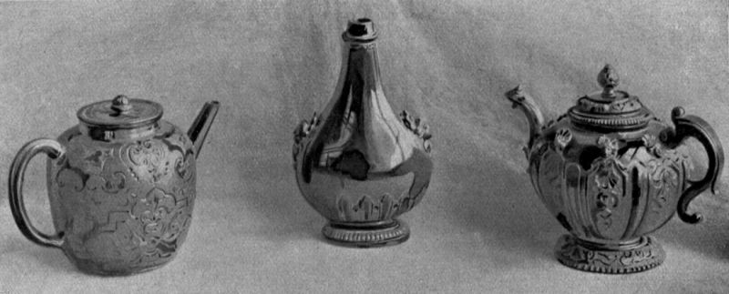 Abb. 6 Kannen und Flakon. Rotbraunes geschliffenes und poliertes Böttgersteinzeug 