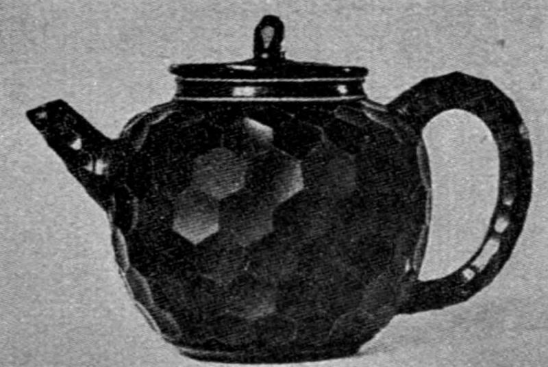 Abb. 8 Teetopf. Rotbraunes Böttgersteinzeug mit Facettenschliff 