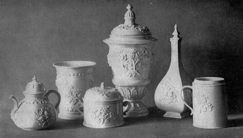 Abb. 13 Böttgerporzellan mit aufgelegten, geformten Blumen 