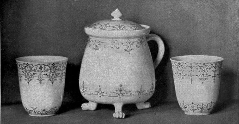 Abb. 15 Böttgerporzellan mit ornamentaler Emailmalerei