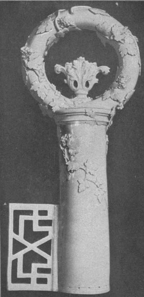 Abb. 20 Trinkbecher in Form eines Schlüssels. Böttgerperiode. Unbemalt 