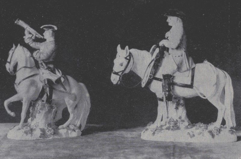 Abb. 36 Trompeter zu Pferd und Bauer zu Pferd. Modelle von Kaendler. Bunt bemalt 