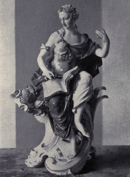 Abb. 44 Muse (Dichtkunst). Teilstück aus dem Spiegelrahmen (Tafel XVI). Modell von Kaendler. Bunt bemalt 