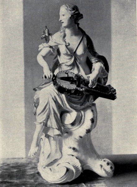 Abb. 45 Muse (Musik). Teilstück aus dem Spiegelrahmen (Tafel XVI). Modell von Kaendler. Bunt bemalt 