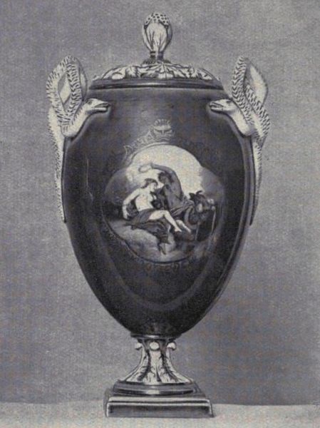 Abb. 60 Vase. Mit königsblauem Fond 