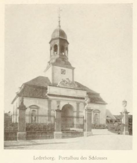 XII Ledreborg, Portalbau des Schlosses