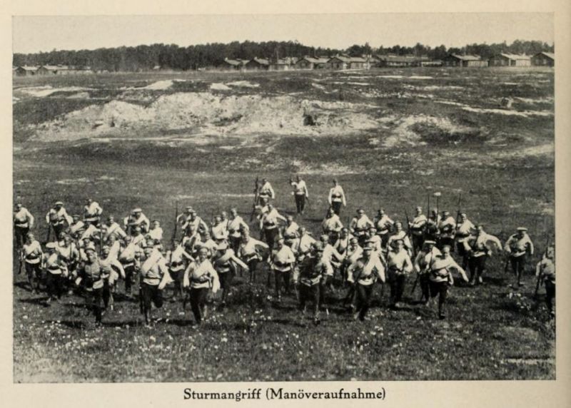 Russland 094. Sturmangriff (Manöveraufnahme)