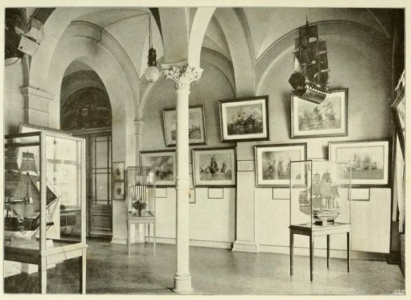 Historischer Saal der Reichs-Marine-Sammlung. links: Wikingboot und Kogge IX. u. XV. Jahrhundert rechts: Mecklenburgisches Linienschiff XVII. Jahrh.