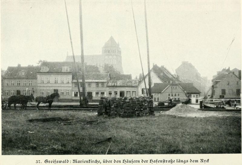 Greifswald – Marienkirche, über den Häusern der Hafenstraße längs dem Ryck
