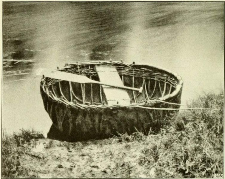 Fig. 2. Coracle auf dem Boyne-Fluß, Irland. (Photographie von R. Welch, Belfast.)