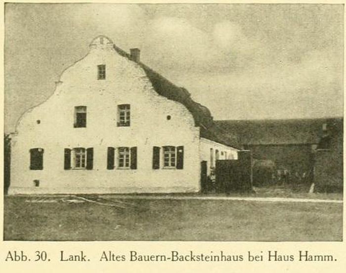 Abb. 30. Lank. Altes Bauern-Backsteinhaus bei Haus Hamm. 